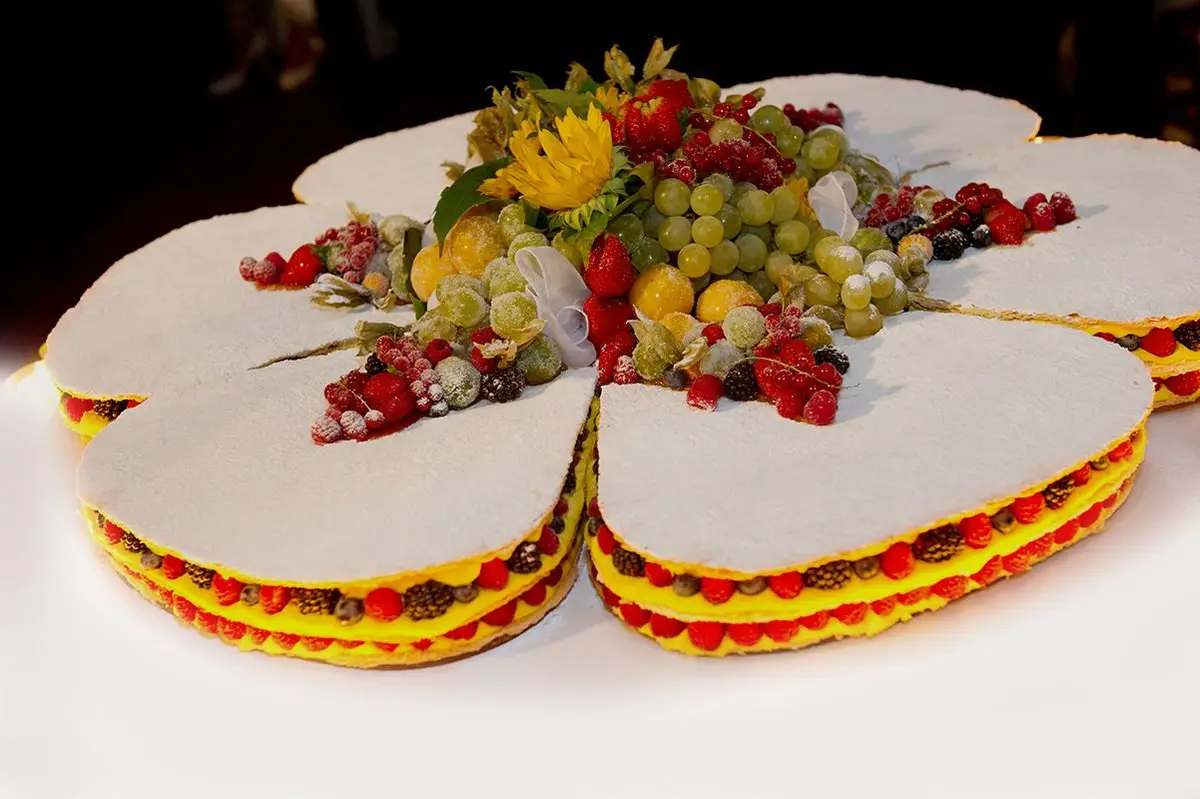 Una torta nuziale a fiori sul tavolo del ricevimento