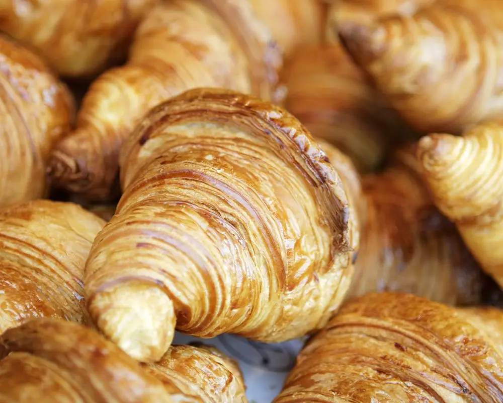 Brioches sfogliate appena sfornate, da vicino