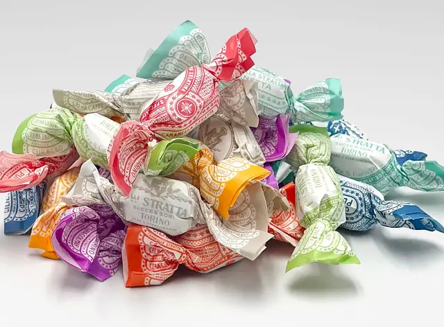 Caramelle Stratta incartate a mano nelle carte colorate