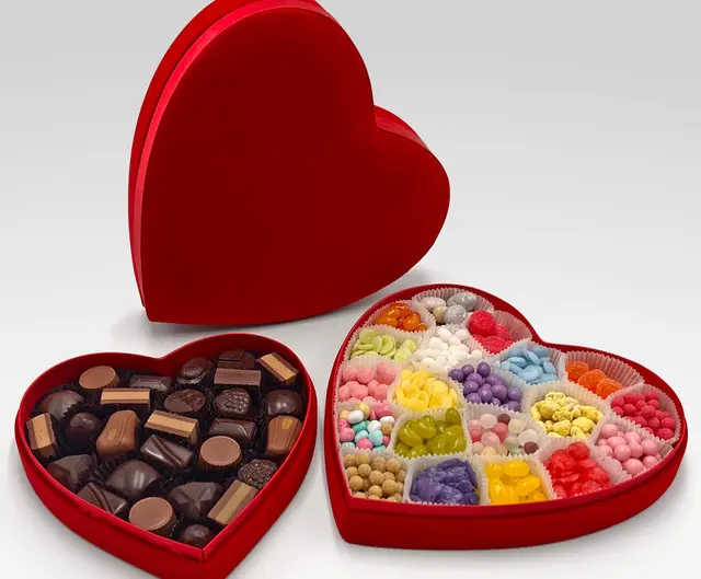 Due scatole a cuore in velluto rosso, una di praline e una di bonbons