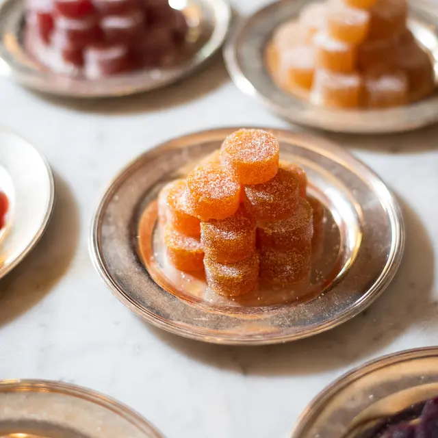 Gelatine di frutta impilate su piattini d'argento