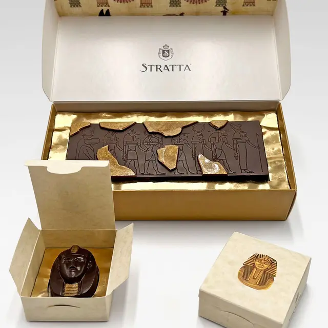 Il cofanetto Tributo al Museo Egizio: una tavoletta di cioccolato decorata in oro e due praline