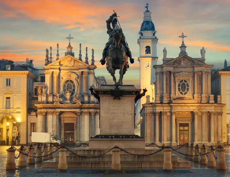 Piazza San Carlo a Torino al tramonto: il monumento equestre, le due chiese e i portici illuminati