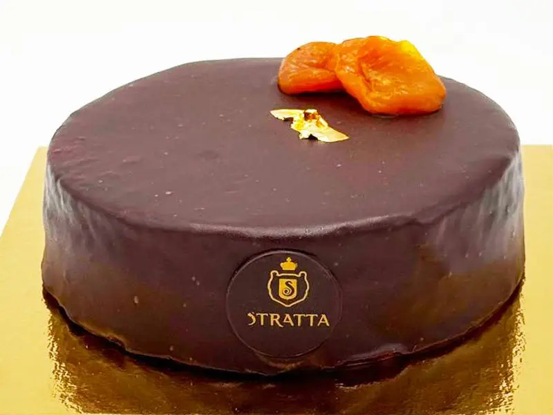 La Sacher di Stratta con le albicocche e il medaglione col marchio